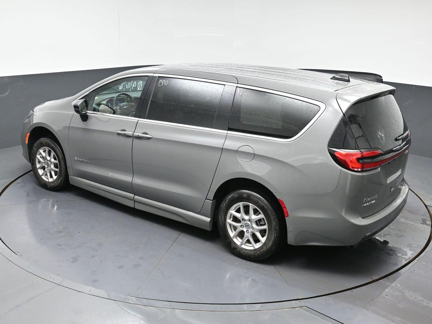 Certified Pre-Owned 2025 Chrysler Pacifica Select