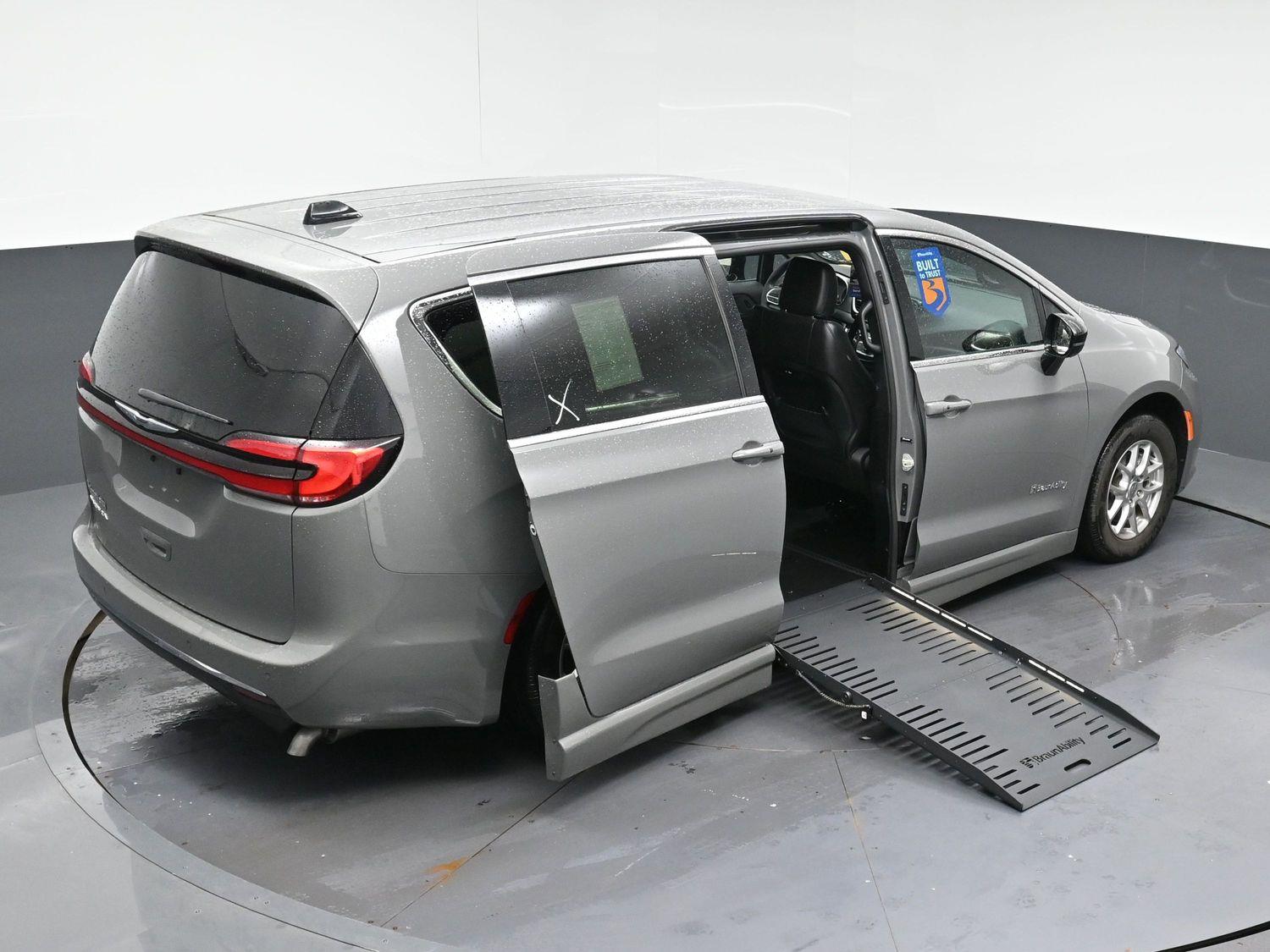 Certified Pre-Owned 2025 Chrysler Pacifica Select