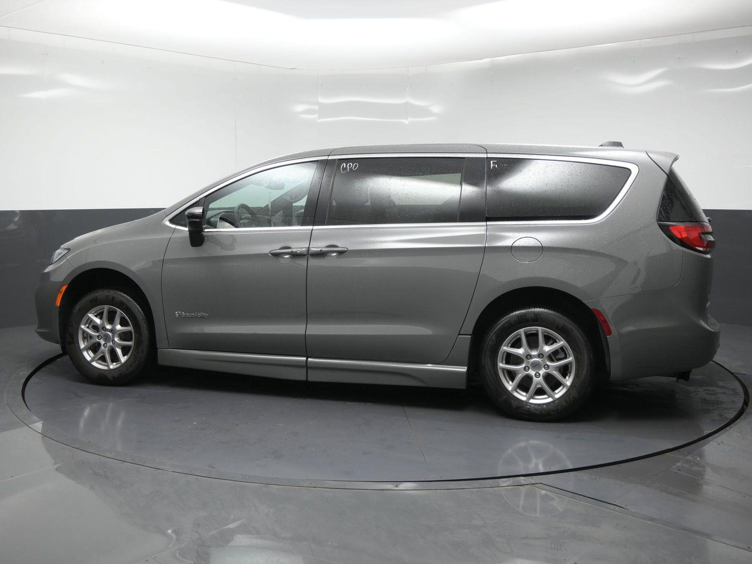 Certified Pre-Owned 2025 Chrysler Pacifica Select