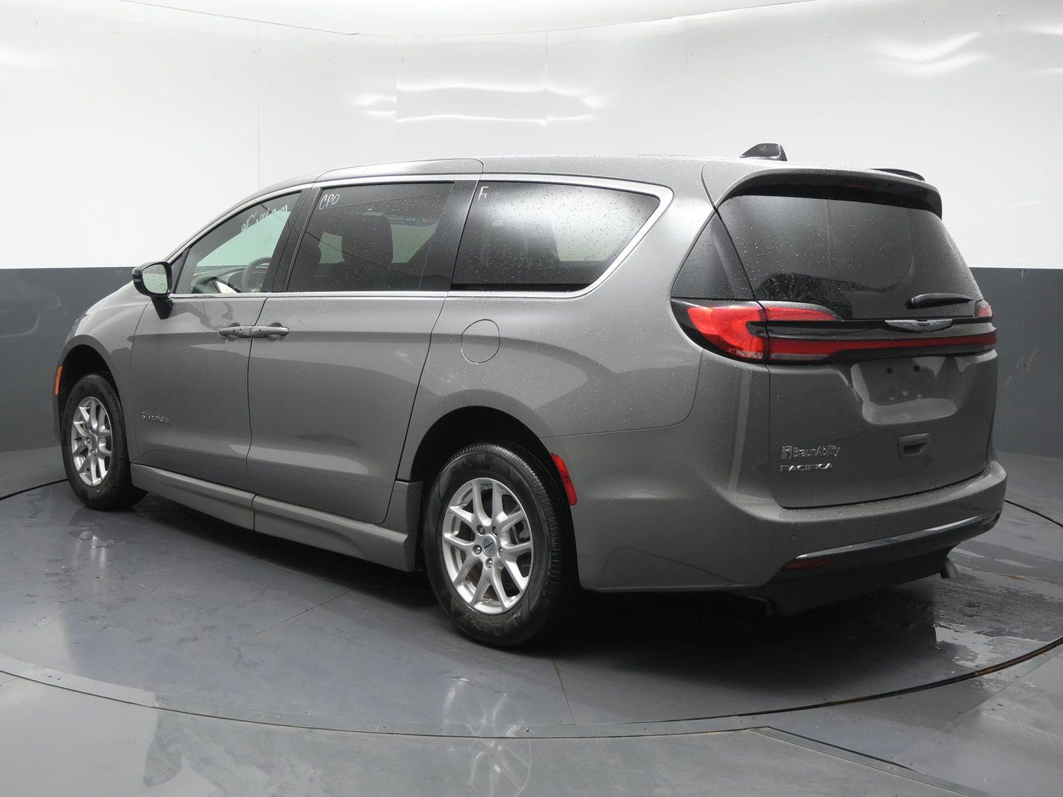Certified Pre-Owned 2025 Chrysler Pacifica Select