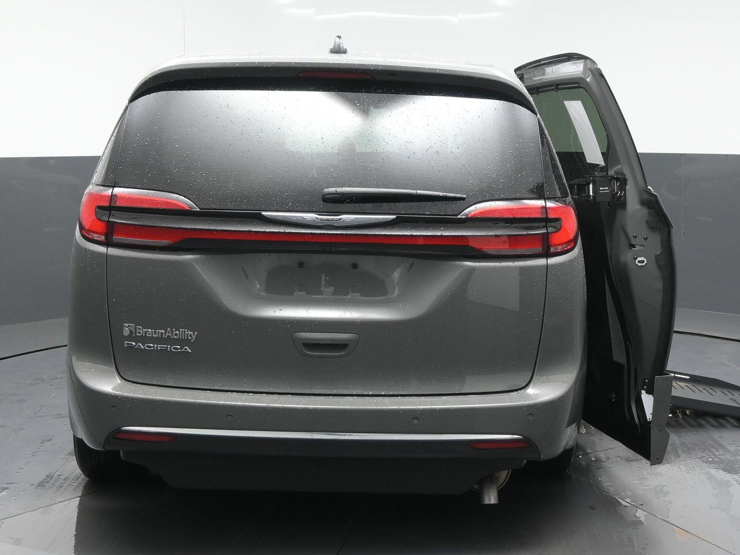 Certified Pre-Owned 2025 Chrysler Pacifica Select