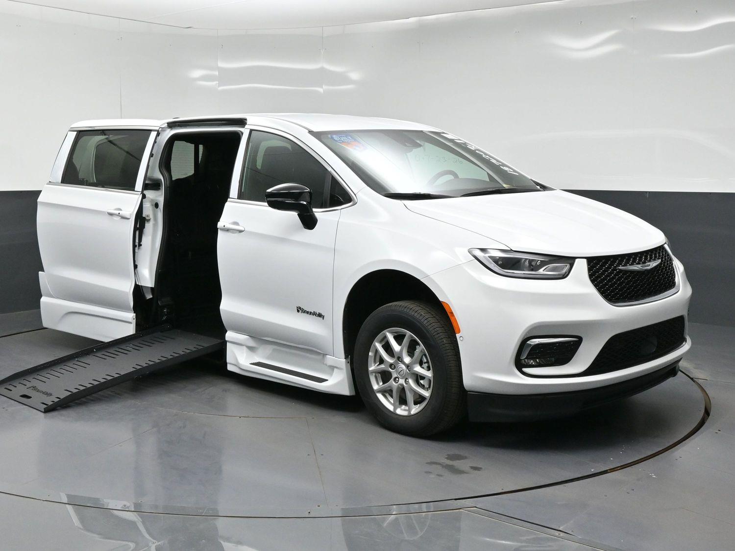 New 2026 Chrysler Pacifica Select