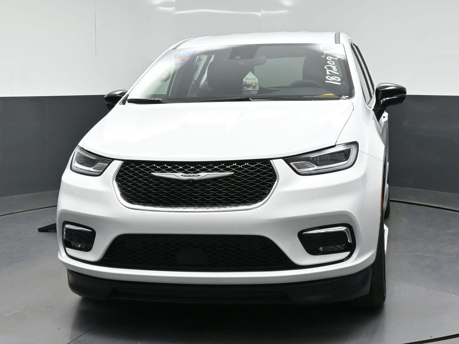 New 2026 Chrysler Pacifica Select