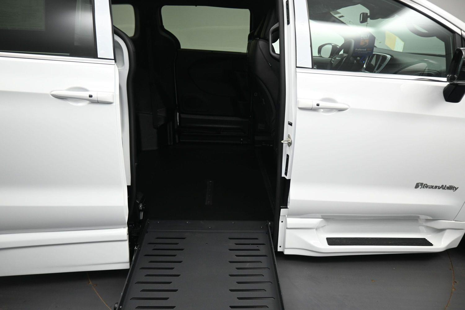 New 2026 Chrysler Pacifica Select