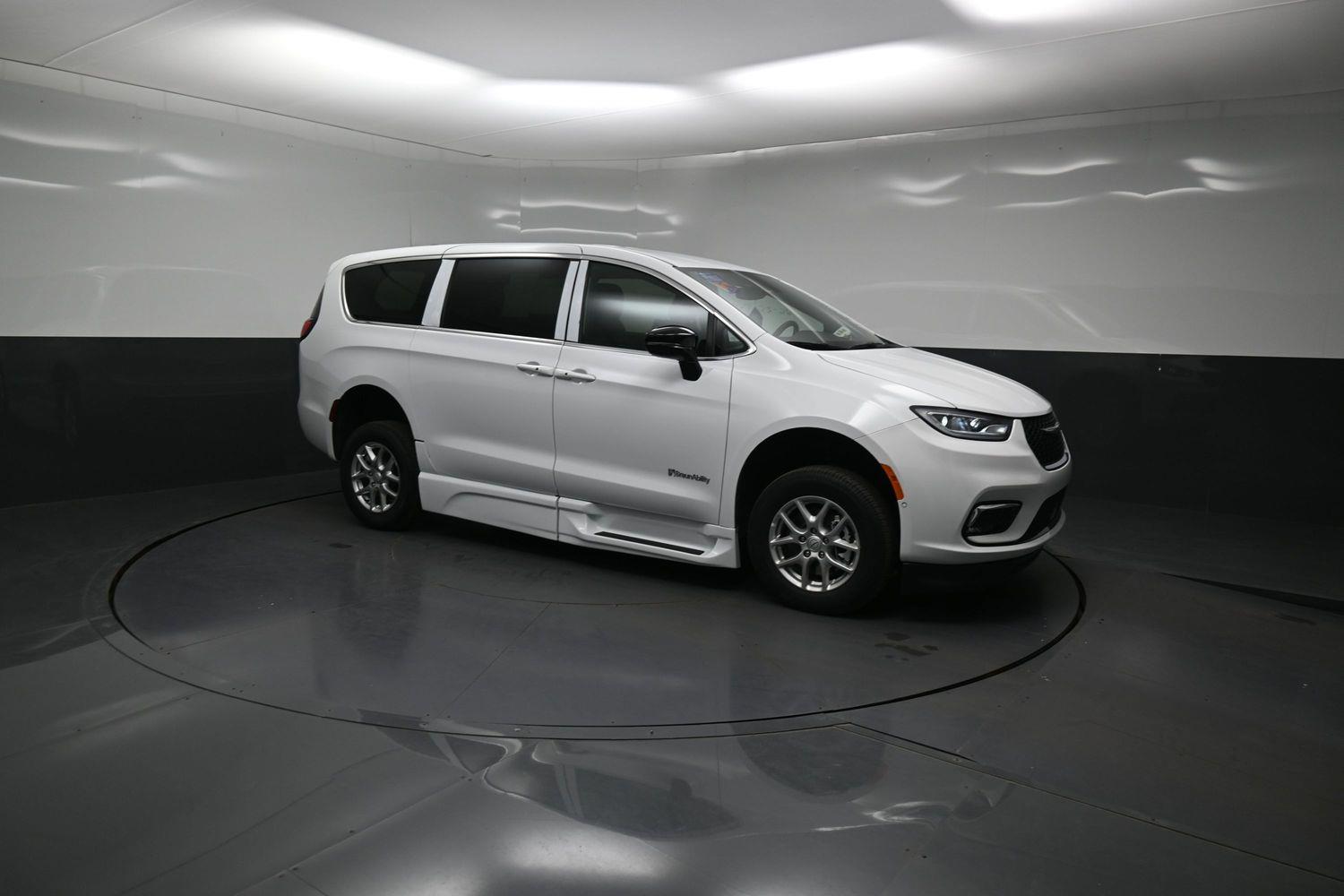 New 2026 Chrysler Pacifica Select