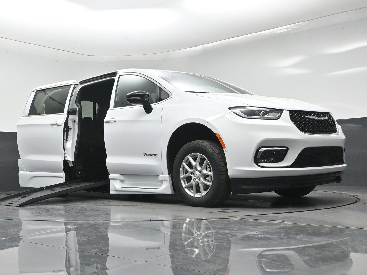 New 2026 Chrysler Pacifica Select