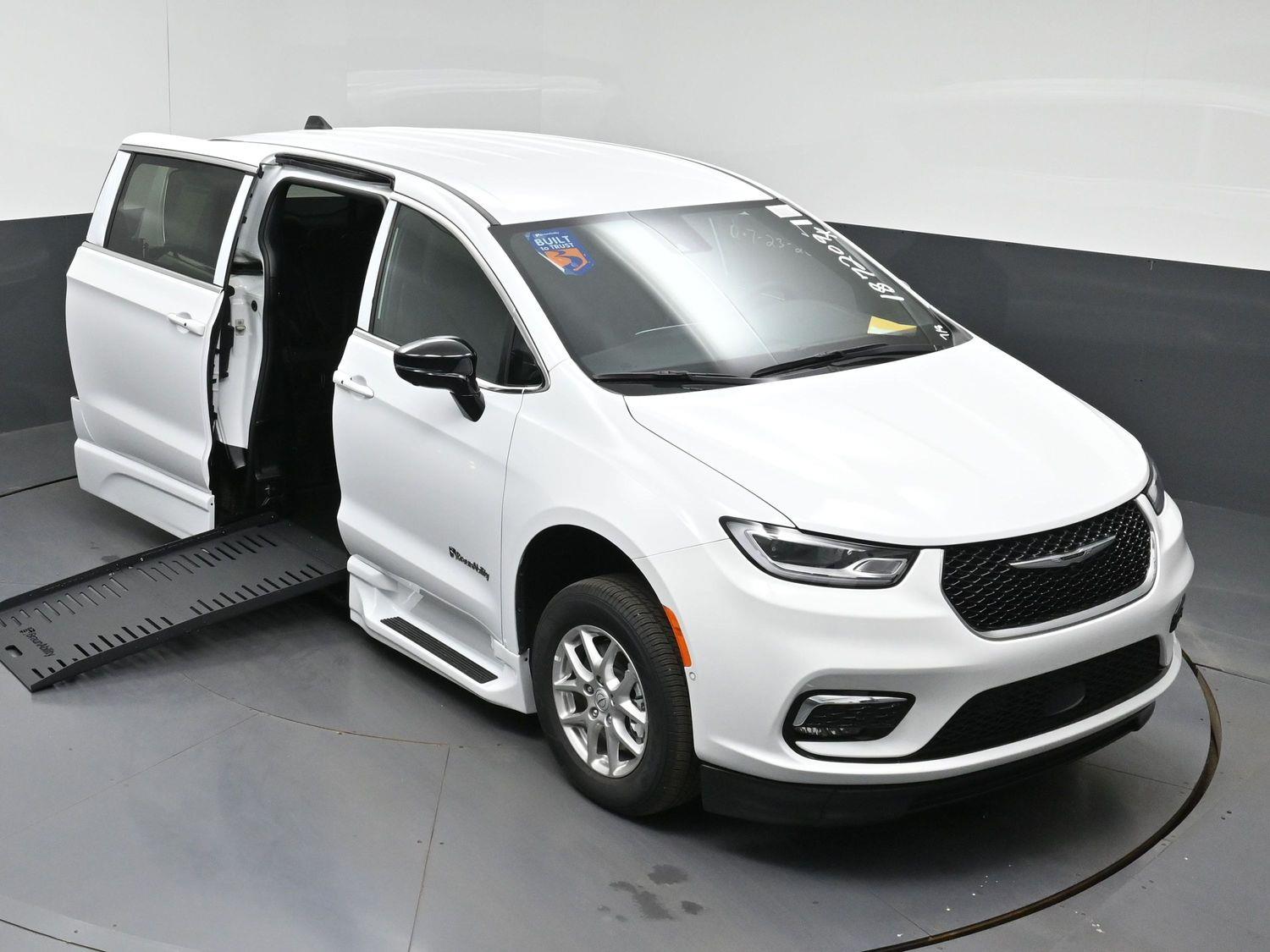 New 2026 Chrysler Pacifica Select