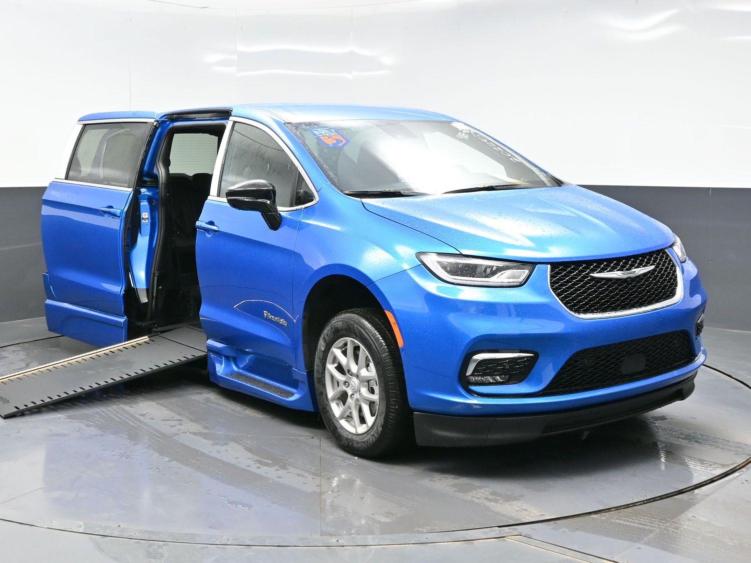 New 2026 Chrysler Pacifica Select