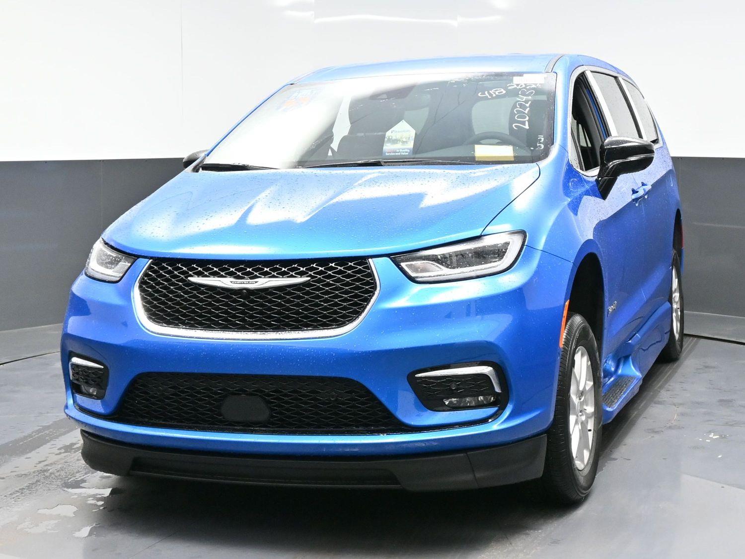 New 2026 Chrysler Pacifica Select