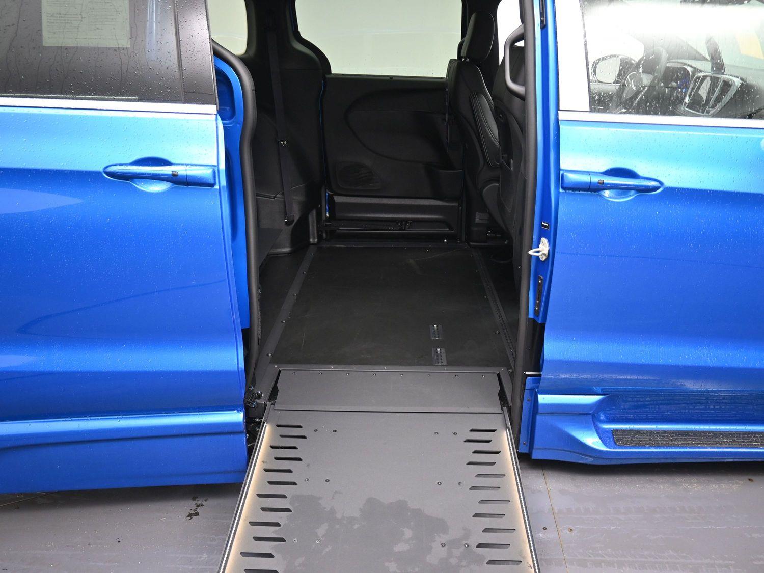 New 2026 Chrysler Pacifica Select