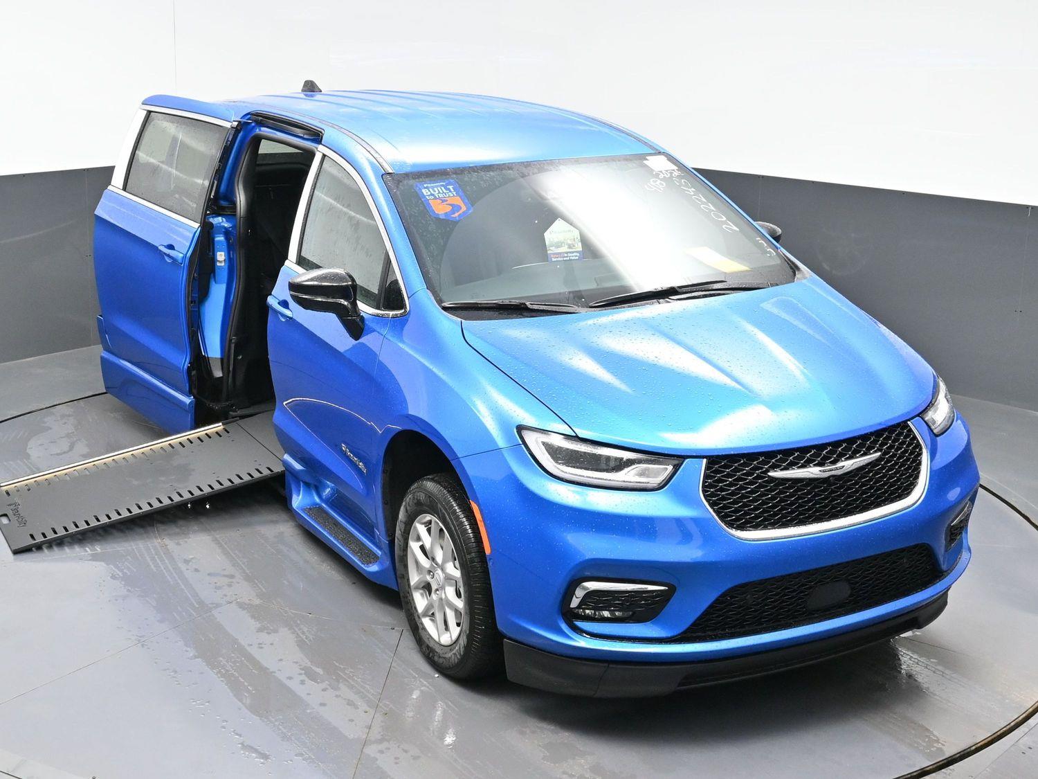 New 2026 Chrysler Pacifica Select