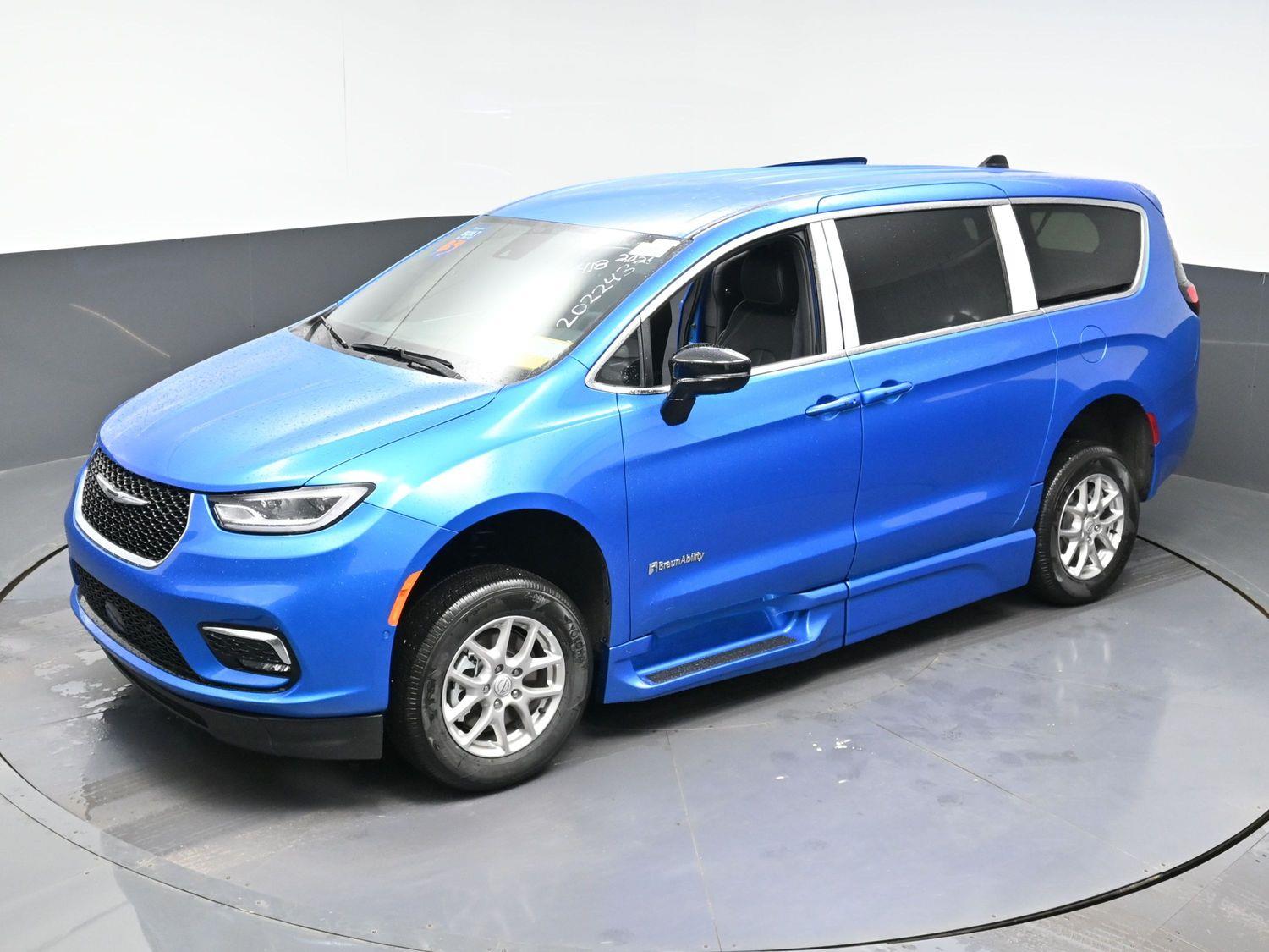 New 2026 Chrysler Pacifica Select