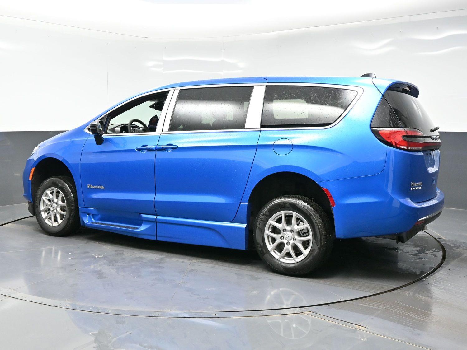 New 2026 Chrysler Pacifica Select