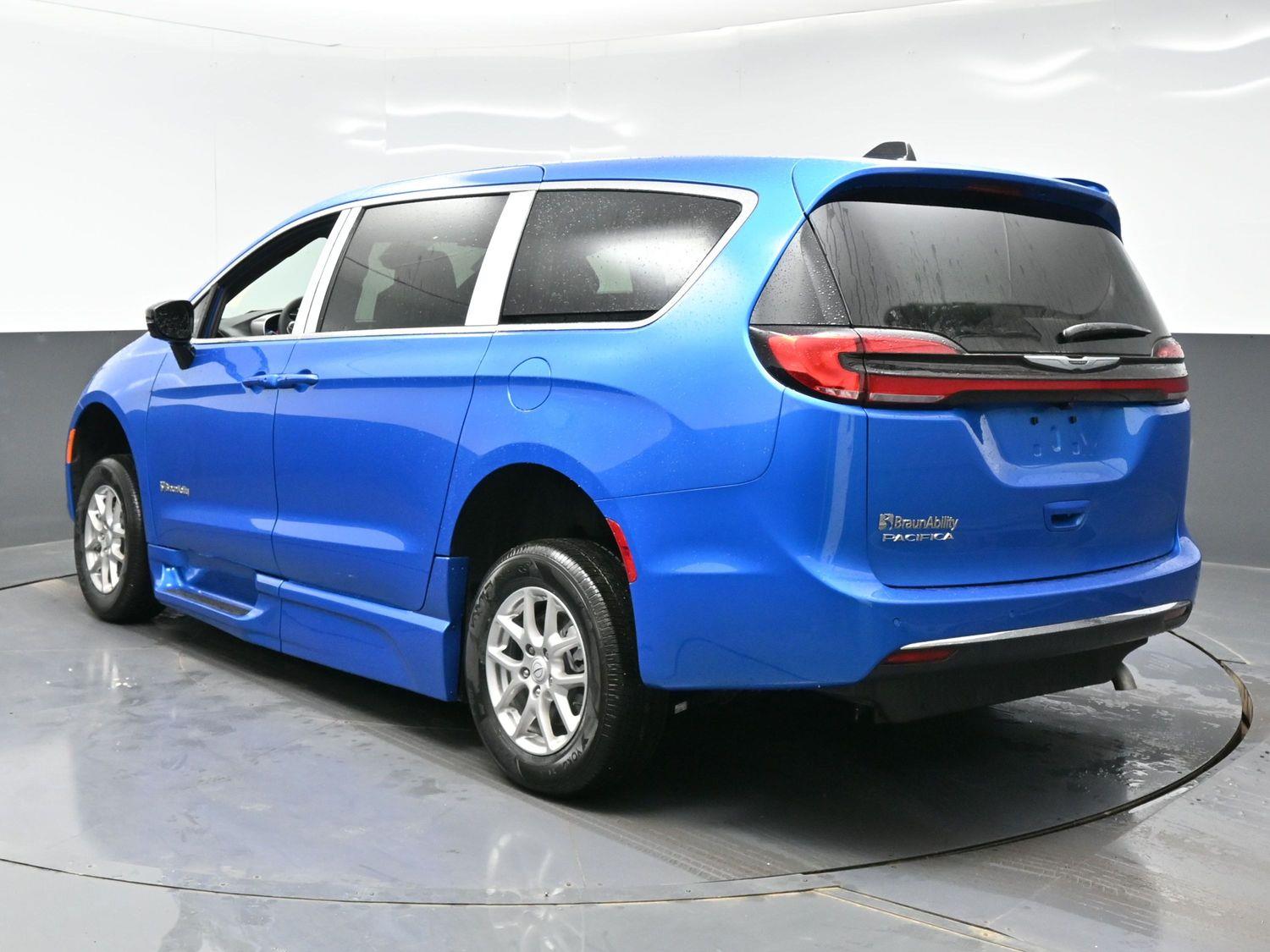 New 2026 Chrysler Pacifica Select