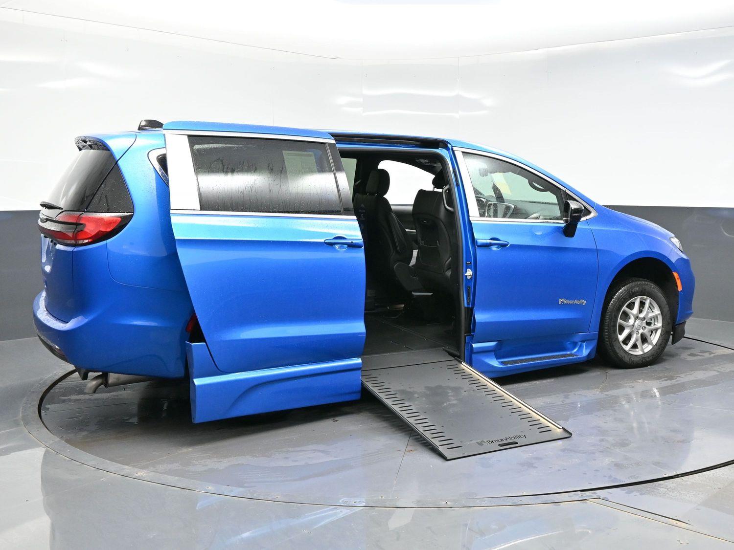 New 2026 Chrysler Pacifica Select