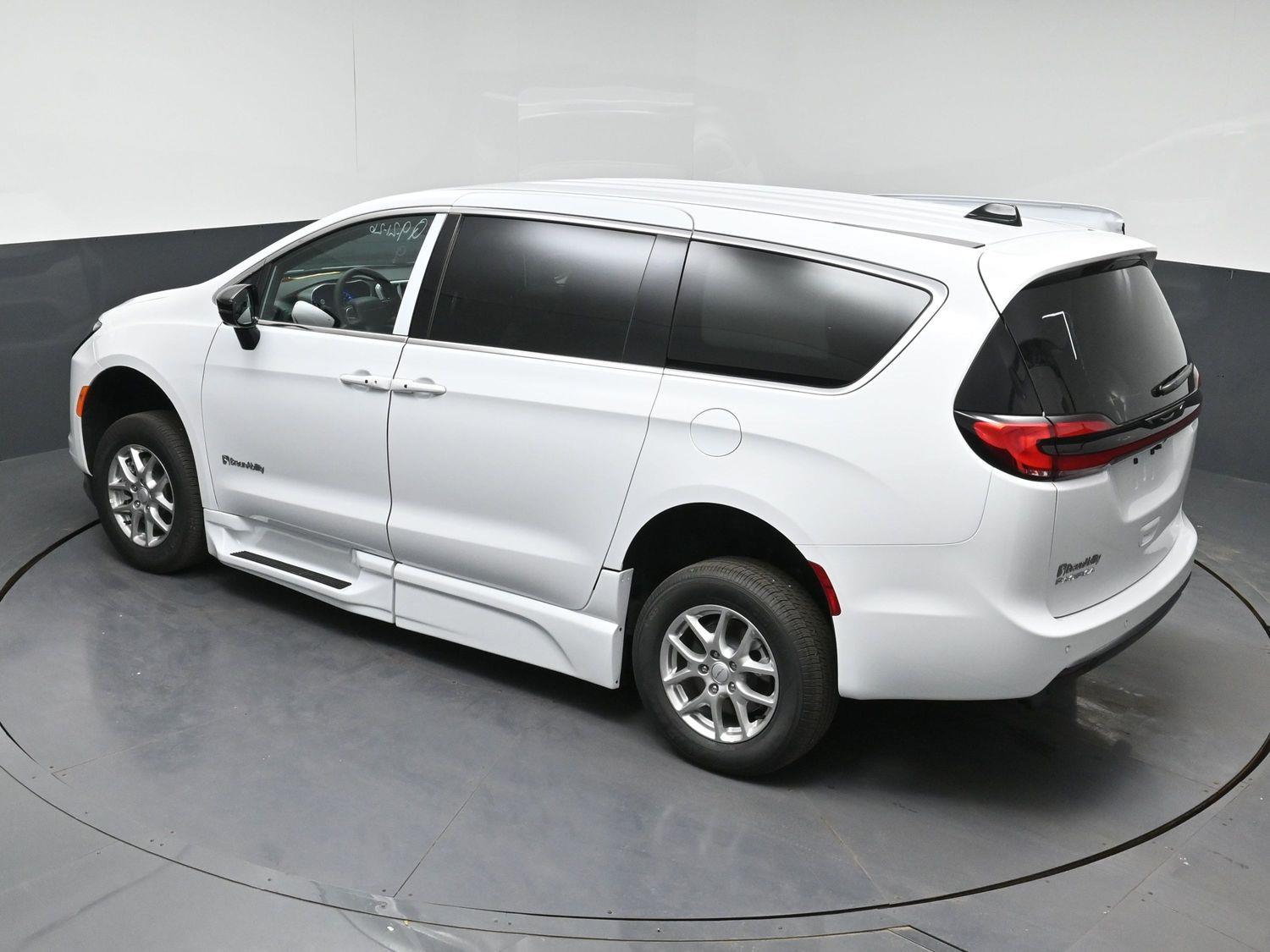 New 2027 Chrysler Pacifica Select
