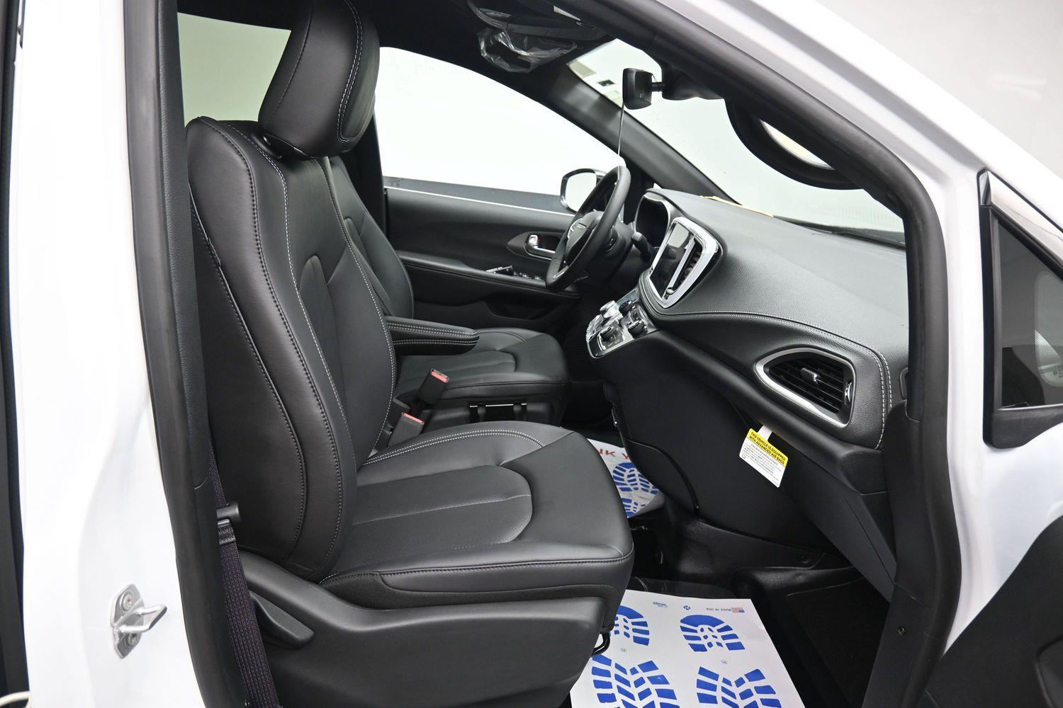 New 2027 Chrysler Pacifica Select