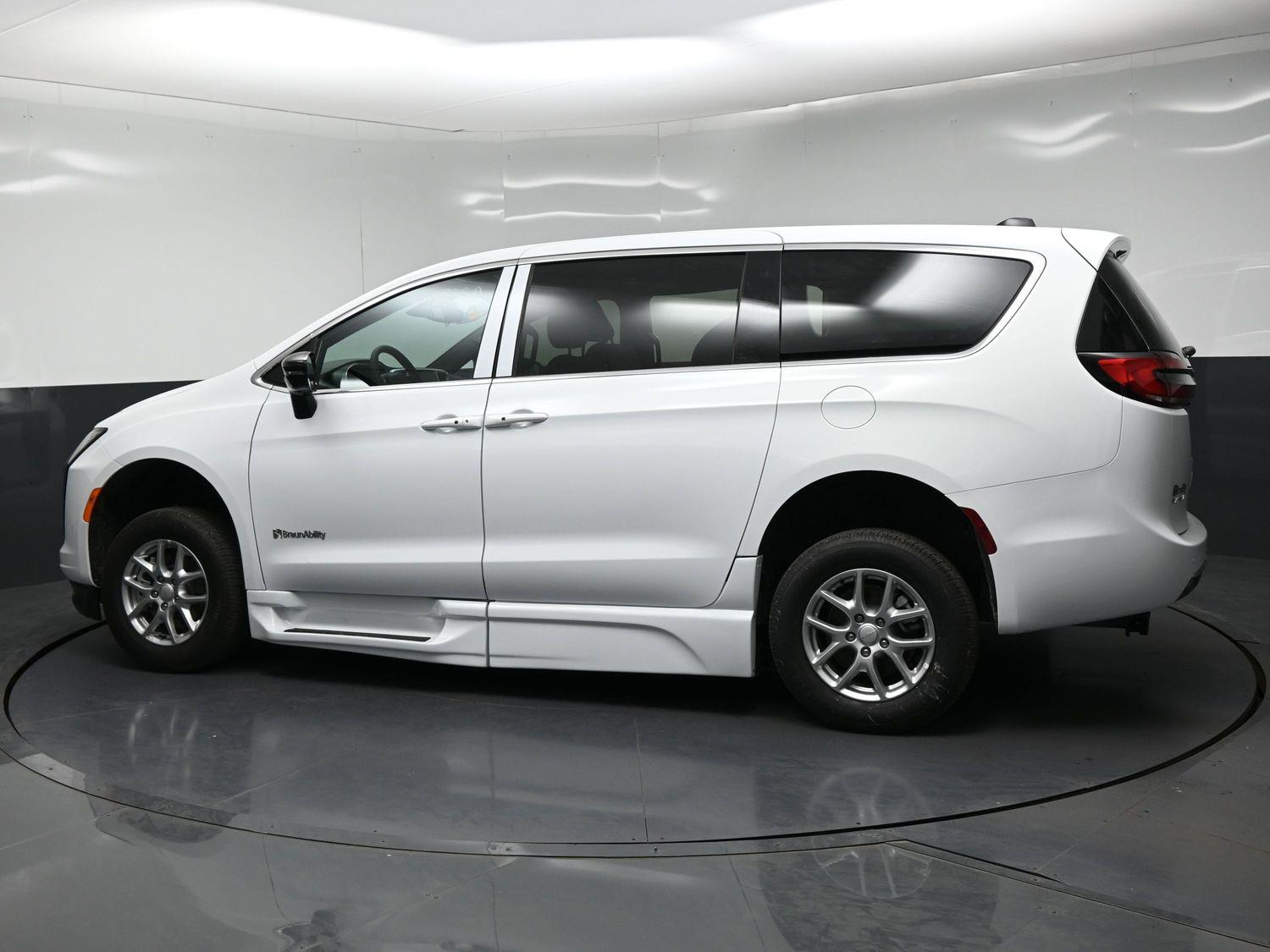 New 2027 Chrysler Pacifica Select