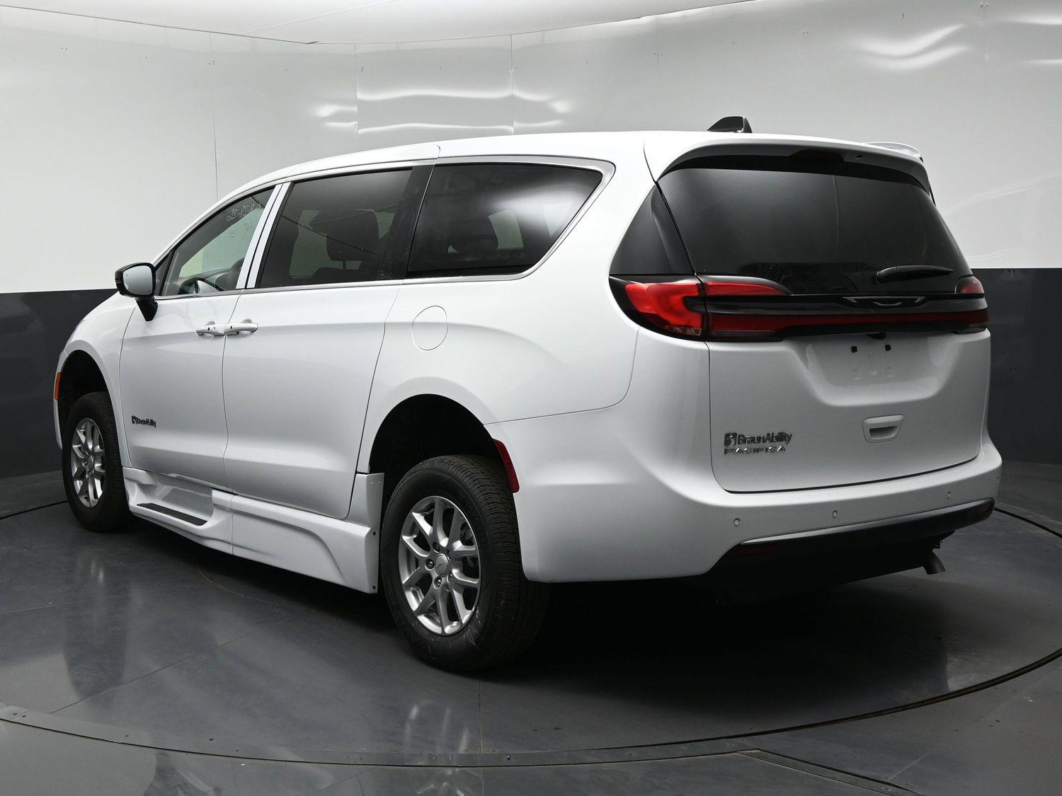 New 2027 Chrysler Pacifica Select