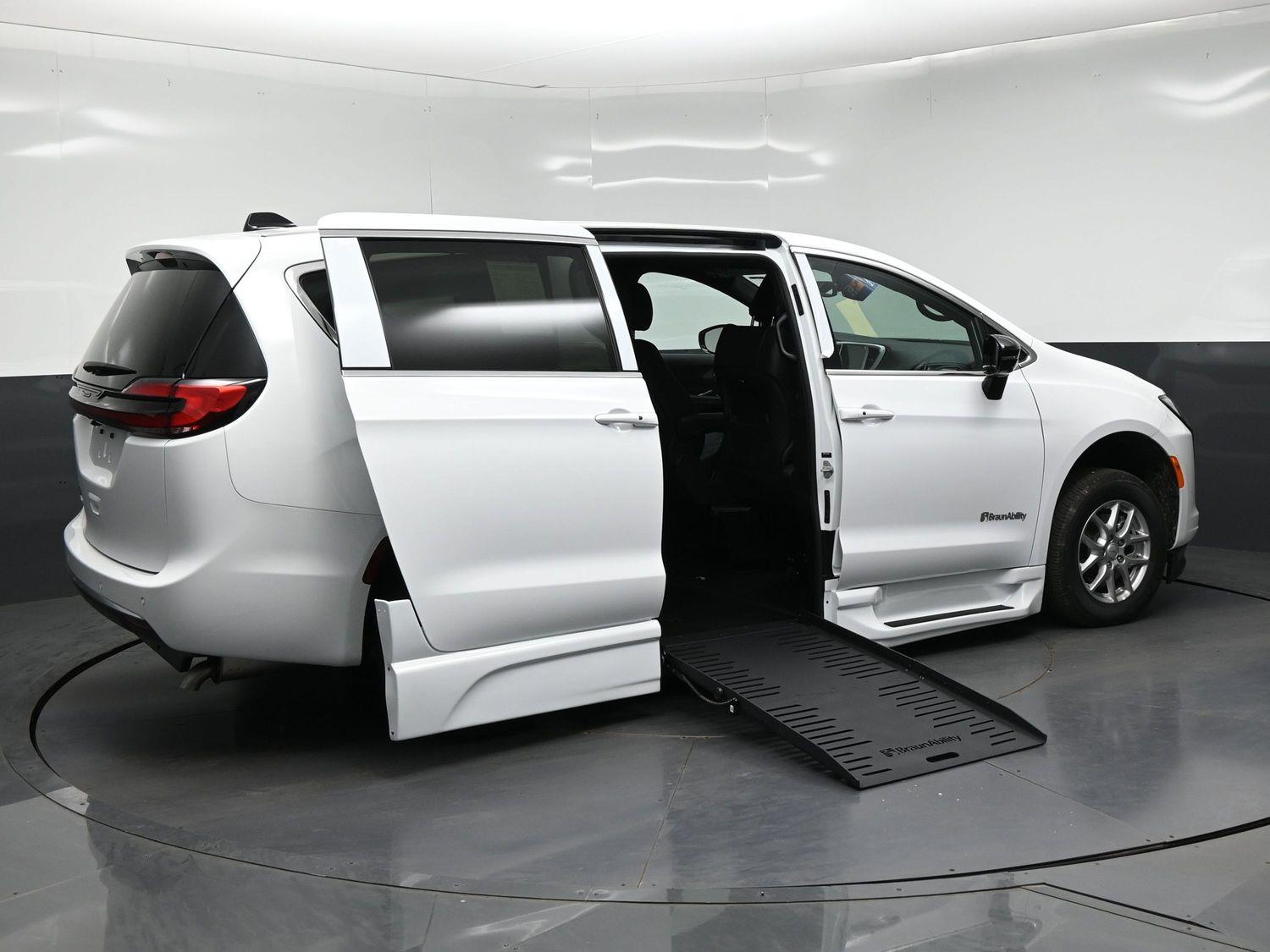 New 2027 Chrysler Pacifica Select