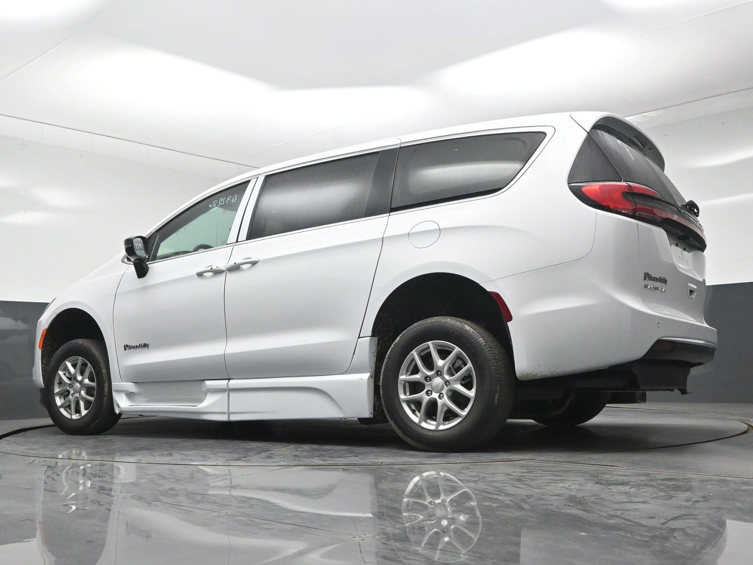 New 2027 Chrysler Pacifica Select