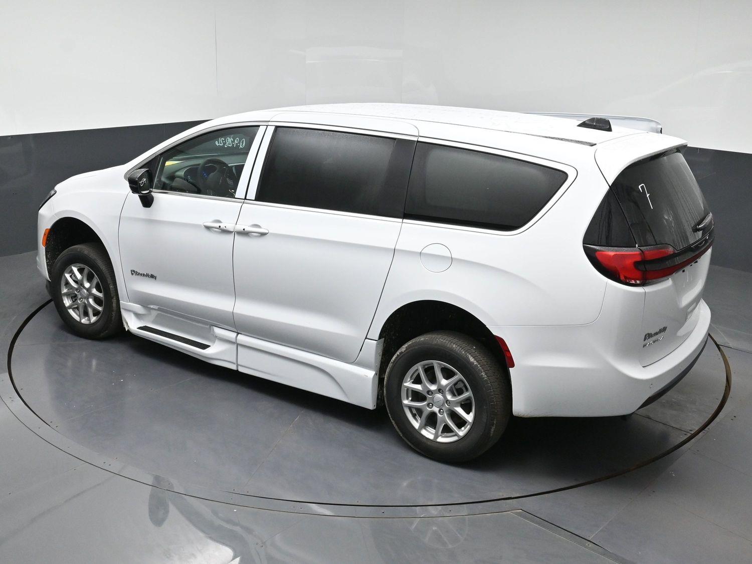 New 2027 Chrysler Pacifica Select