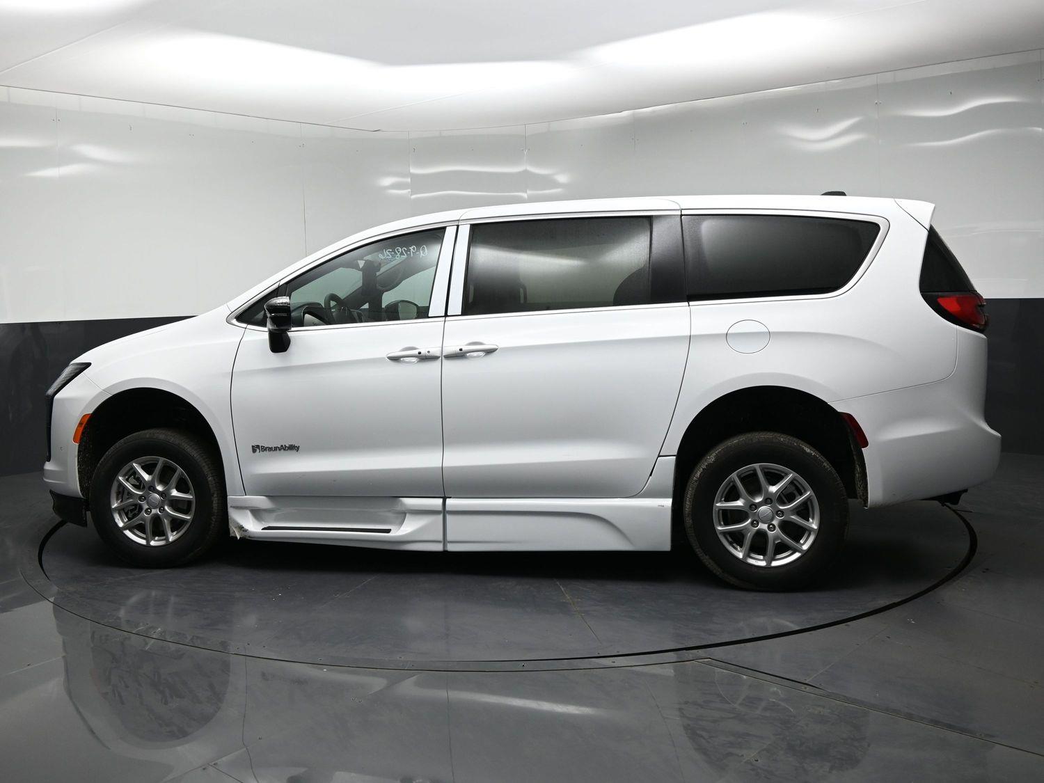 New 2027 Chrysler Pacifica Select