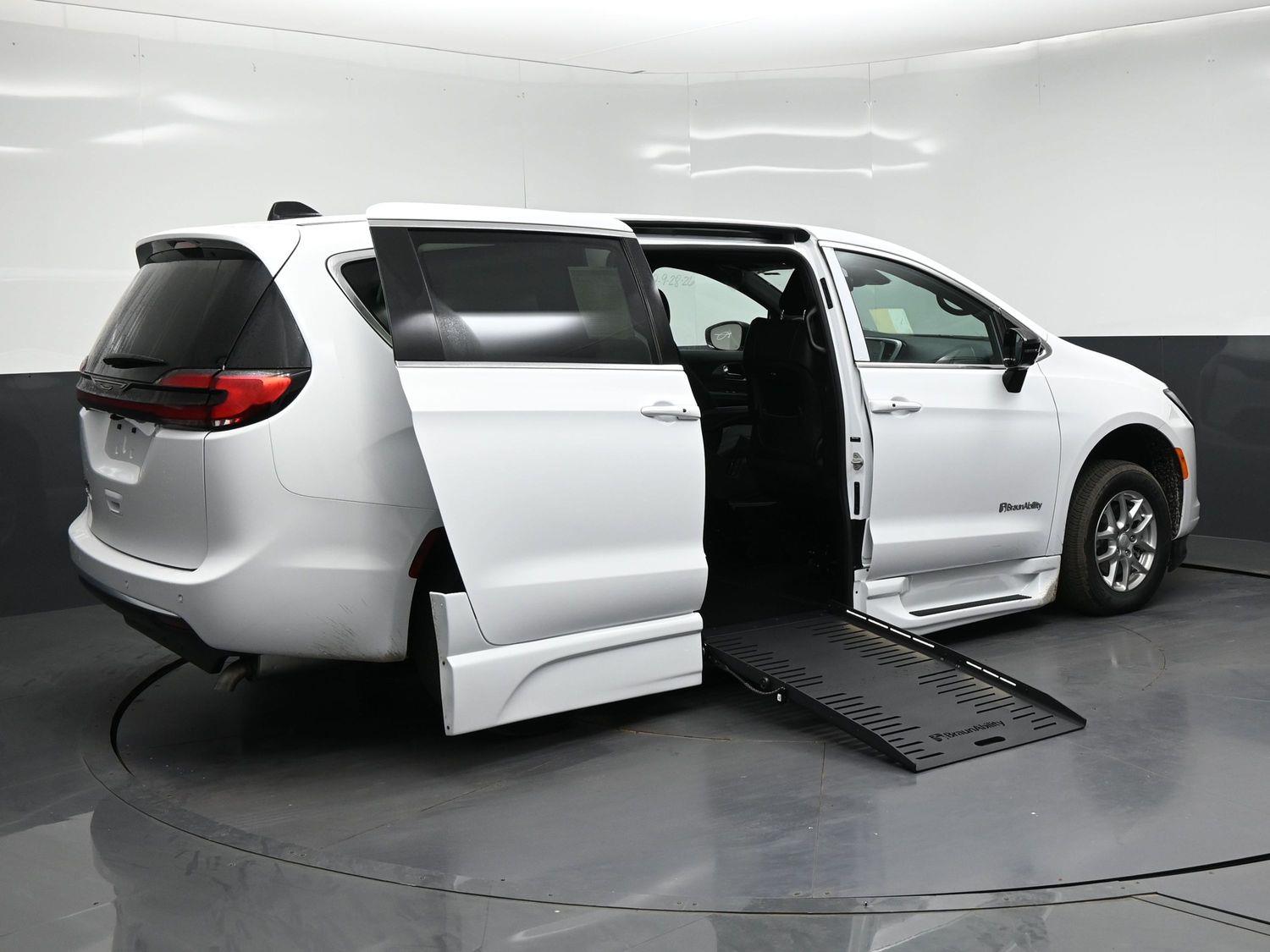 New 2027 Chrysler Pacifica Select