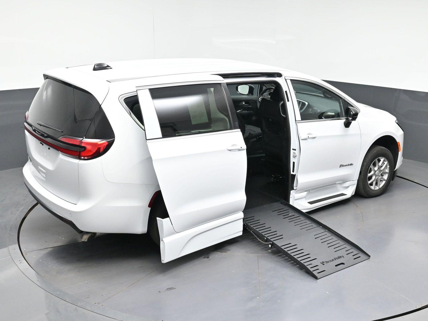 New 2027 Chrysler Pacifica Select