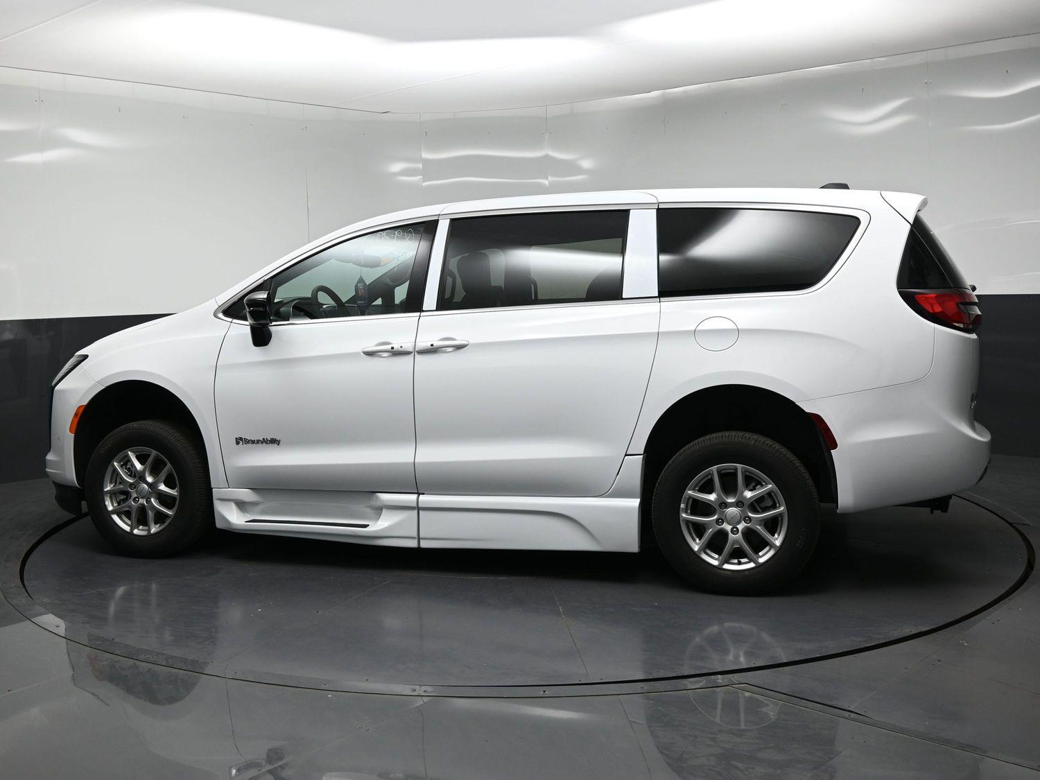 New 2027 Chrysler Pacifica Select