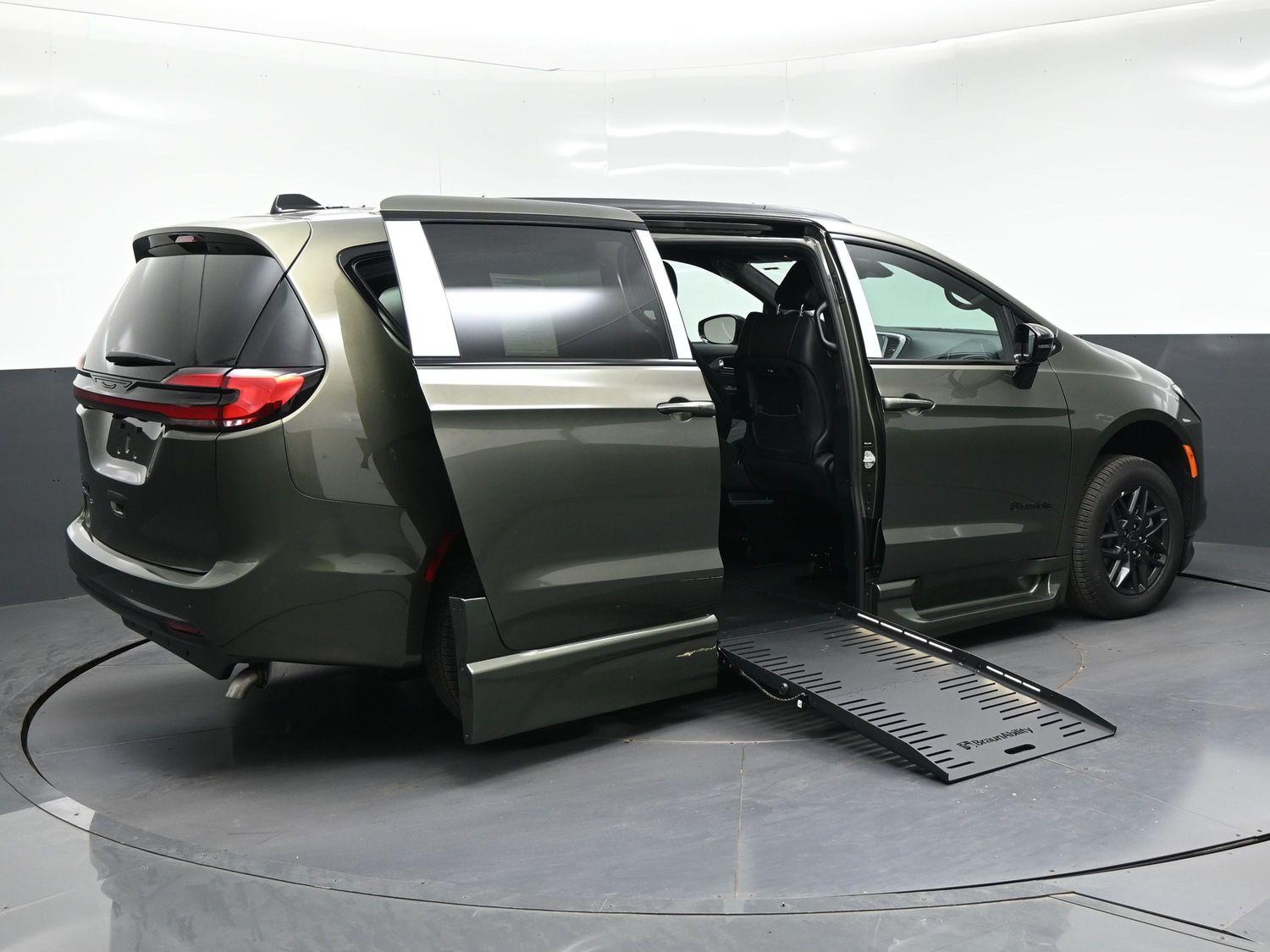New 2027 Chrysler Pacifica Select