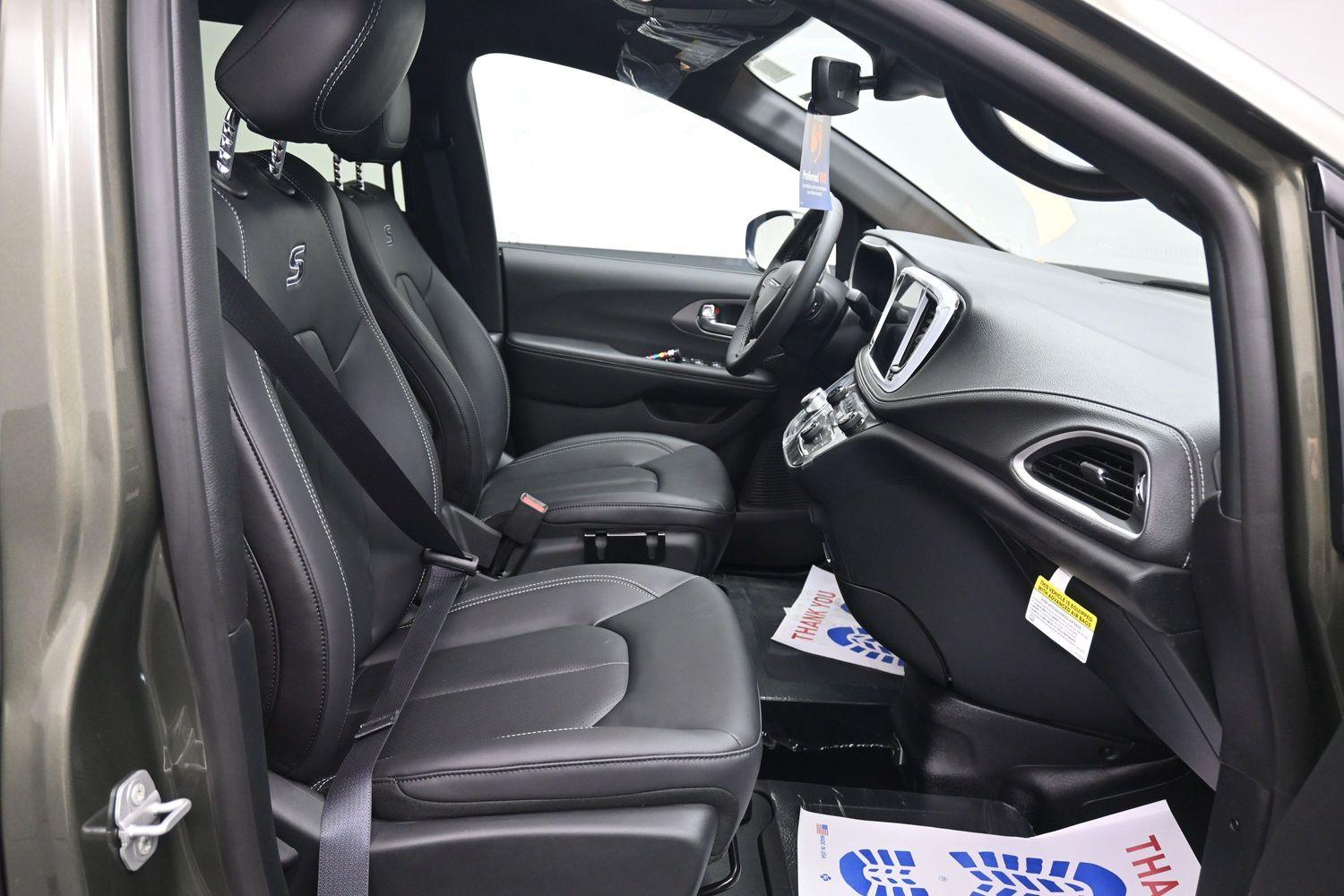 New 2027 Chrysler Pacifica Select