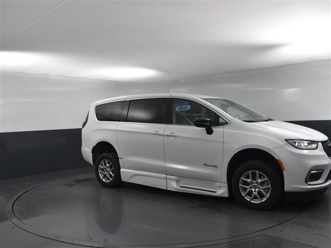 Certified Pre-Owned 2024 Chrysler Pacifica Touring L