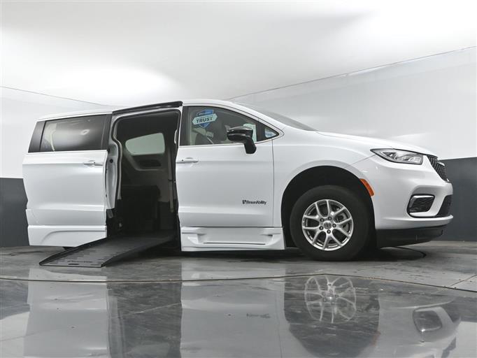 Certified Pre-Owned 2024 Chrysler Pacifica Touring L