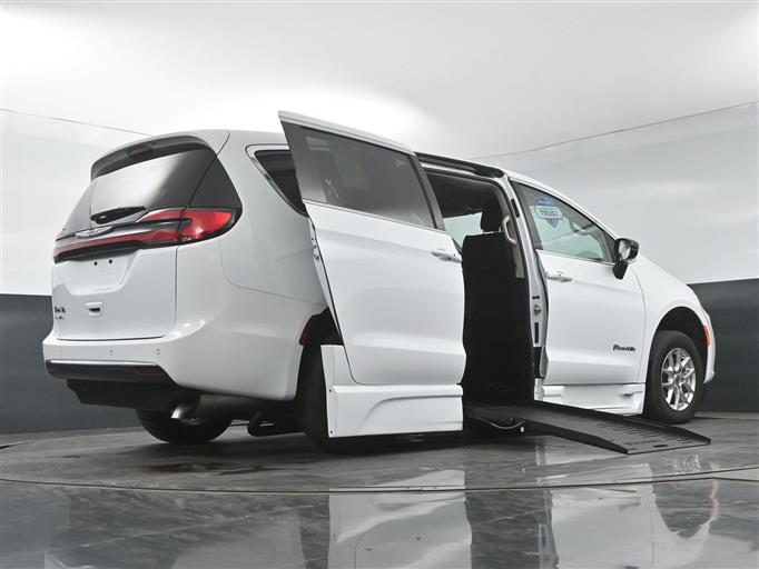 Certified Pre-Owned 2024 Chrysler Pacifica Touring L