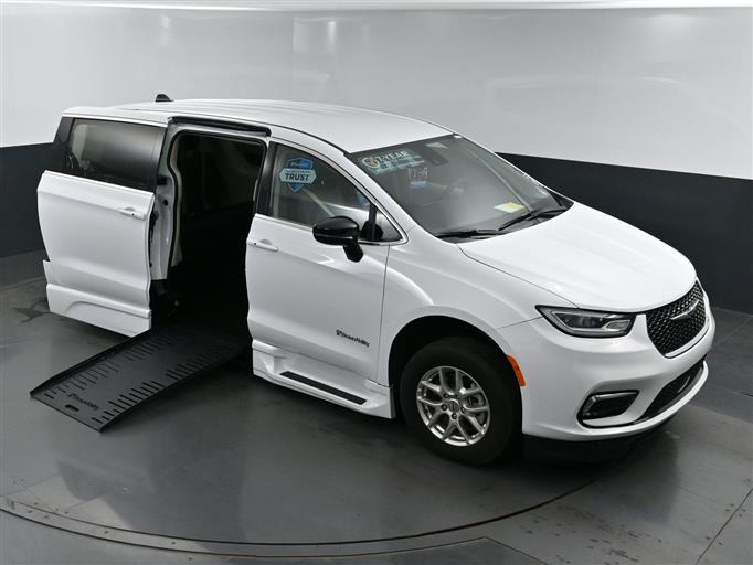 Certified Pre-Owned 2024 Chrysler Pacifica Touring L