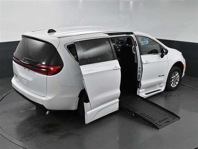 Certified Pre-Owned 2024 Chrysler Pacifica Touring L