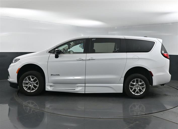 Certified Pre-Owned 2024 Chrysler Pacifica Touring L