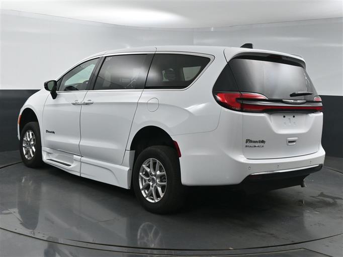 Certified Pre-Owned 2024 Chrysler Pacifica Touring L