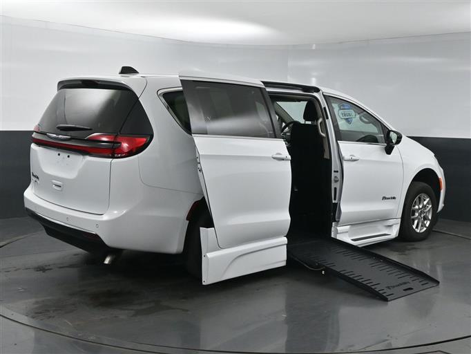 Certified Pre-Owned 2024 Chrysler Pacifica Touring L