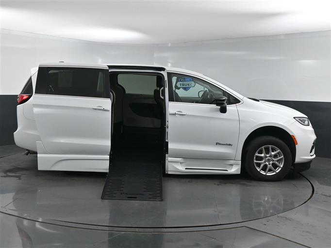 Certified Pre-Owned 2024 Chrysler Pacifica Touring L