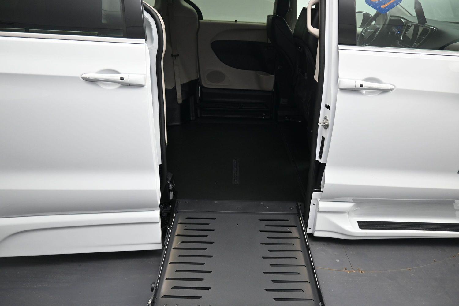 Certified Pre-Owned 2024 Chrysler Pacifica Touring L