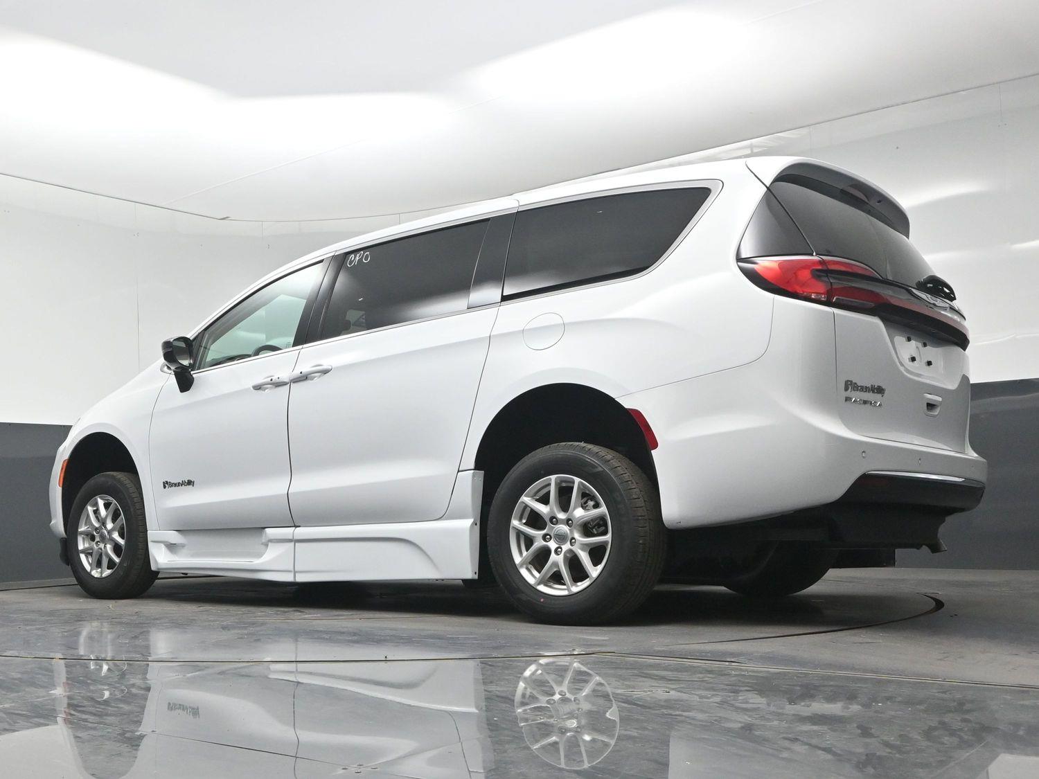 Certified Pre-Owned 2024 Chrysler Pacifica Touring L