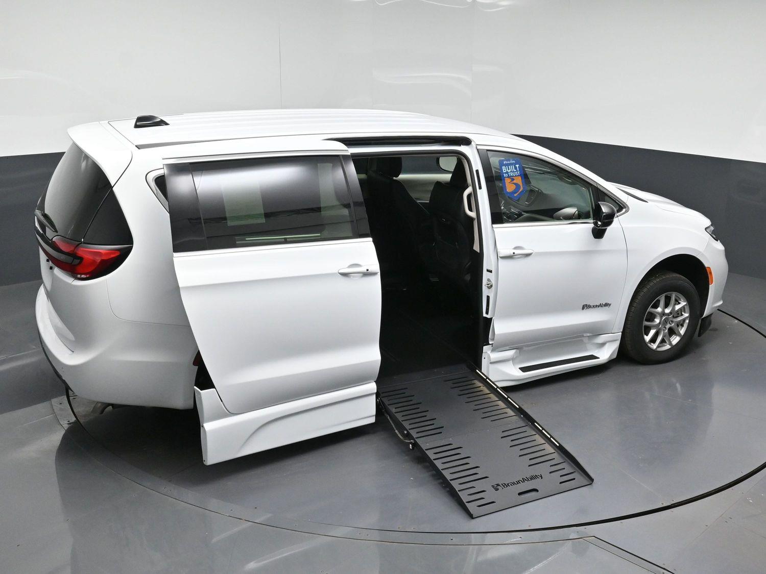 Certified Pre-Owned 2024 Chrysler Pacifica Touring L