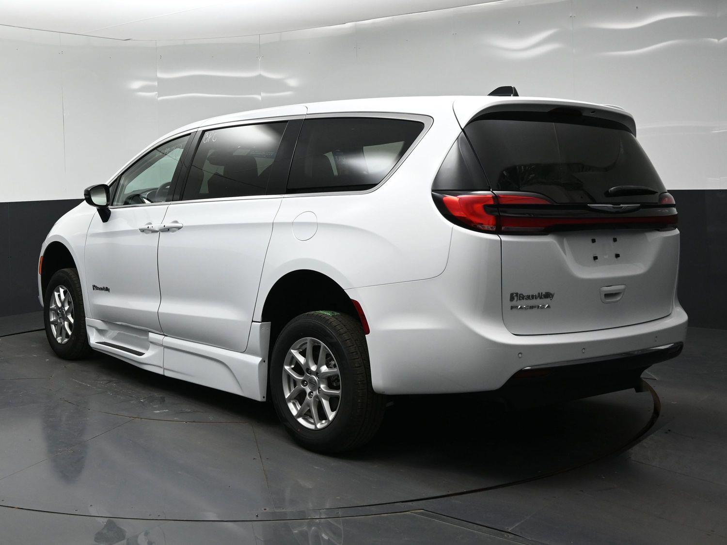 Certified Pre-Owned 2024 Chrysler Pacifica Touring L