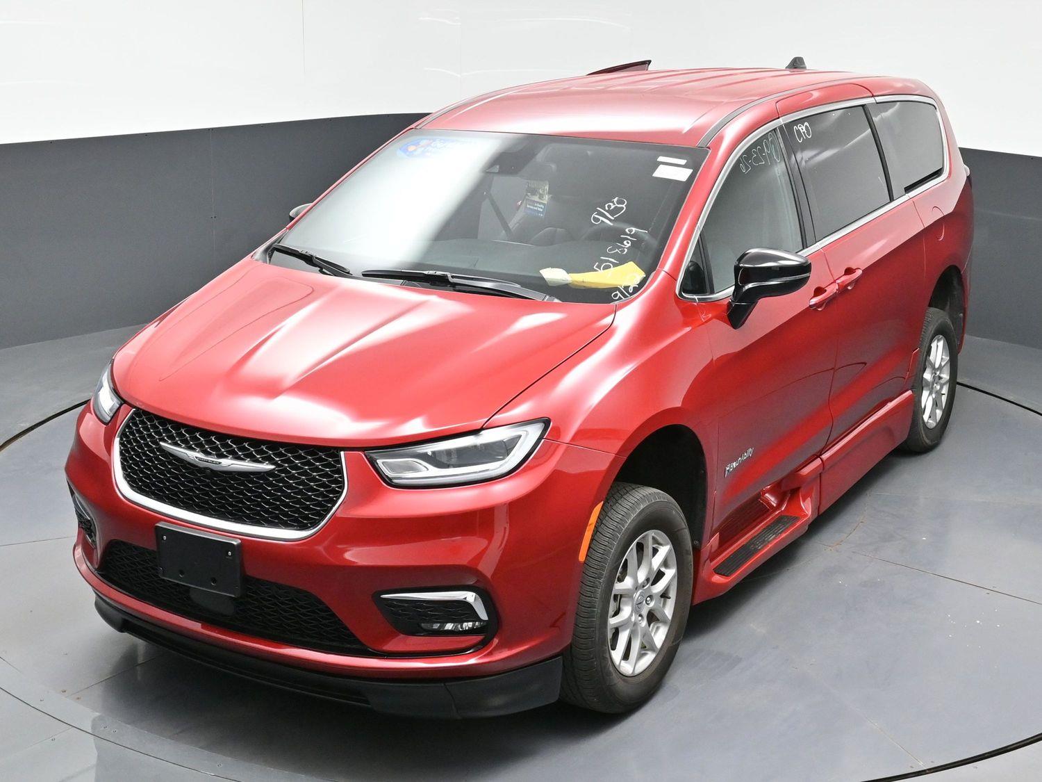 Certified Pre-Owned 2025 Chrysler Pacifica Select