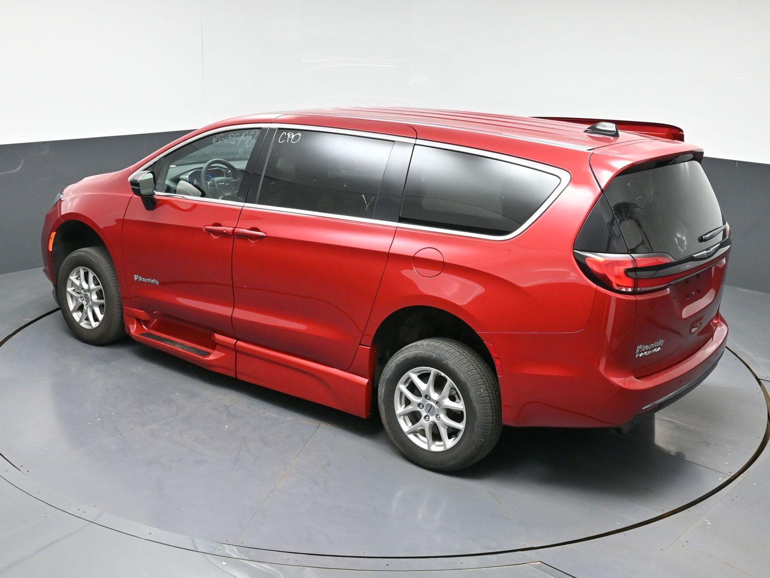 Certified Pre-Owned 2025 Chrysler Pacifica Select
