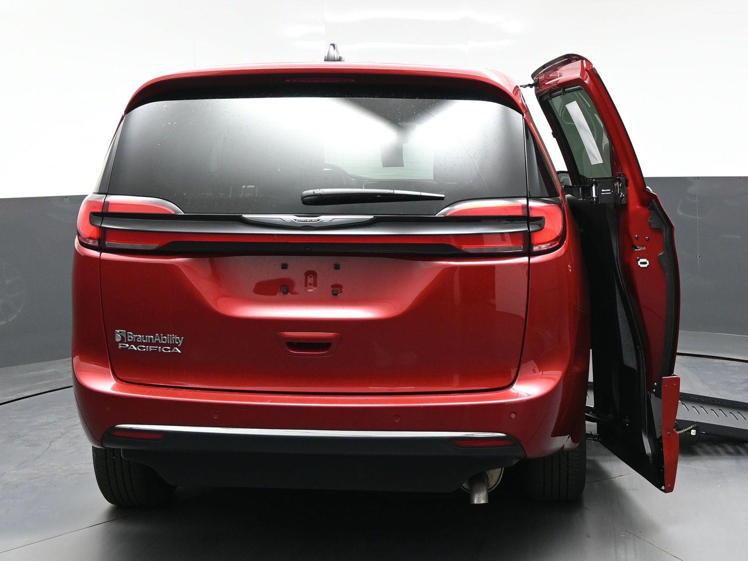 Certified Pre-Owned 2025 Chrysler Pacifica Select