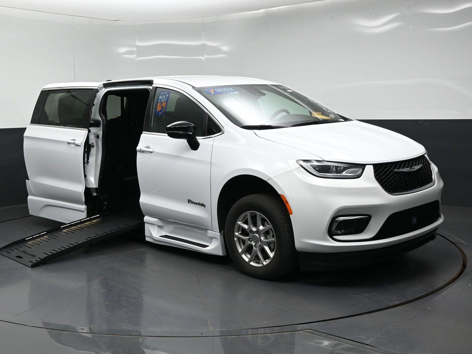 Certified Pre-Owned 2025 Chrysler Pacifica Select