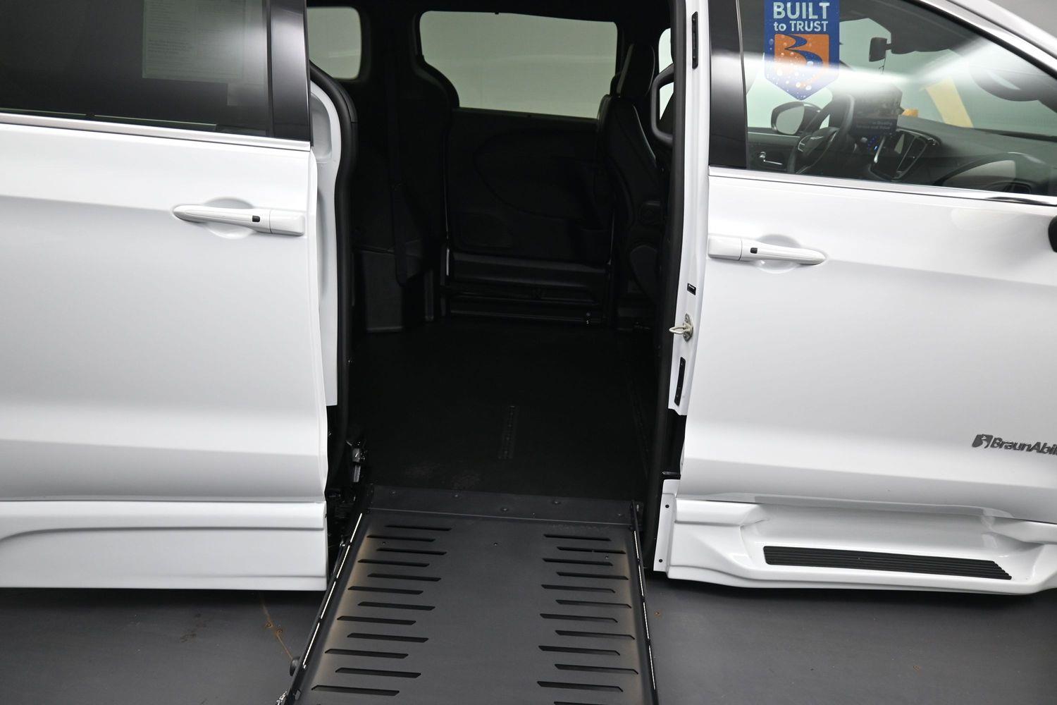 Certified Pre-Owned 2025 Chrysler Pacifica Select